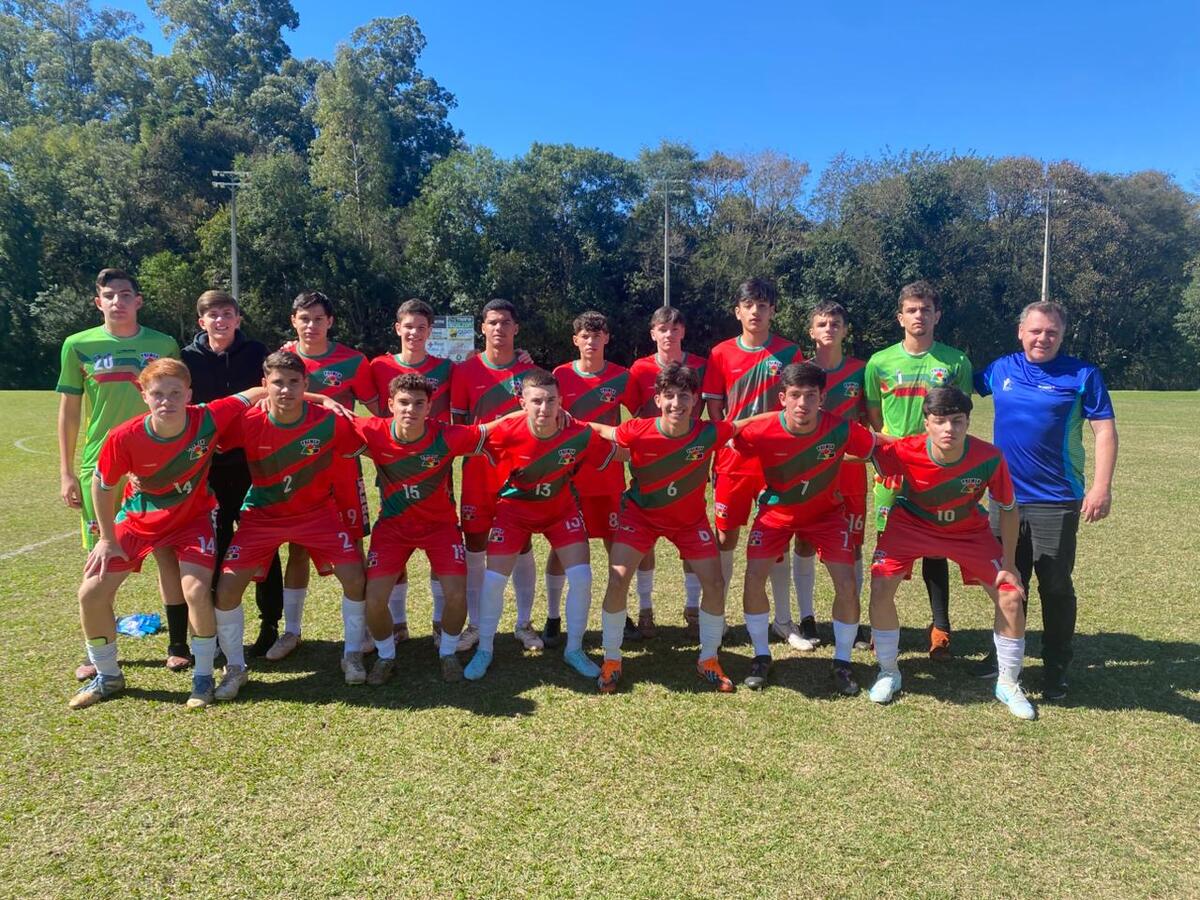 este ano 32 equipes, de 17 escolas, participam da competição nas categorias de 12 a 14 e 15 a 17 anos. Jogos seguem até a próxima semana