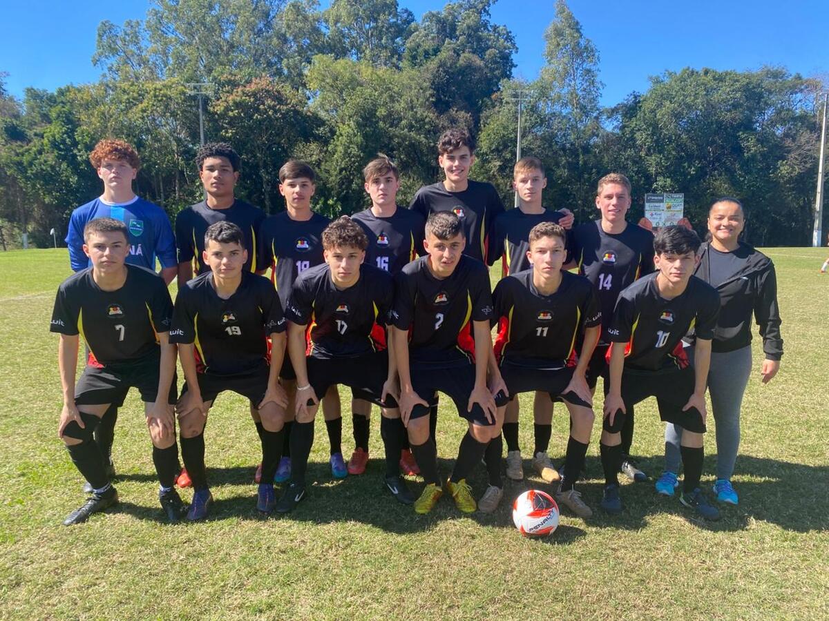 este ano 32 equipes, de 17 escolas, participam da competição nas categorias de 12 a 14 e 15 a 17 anos. Jogos seguem até a próxima semana