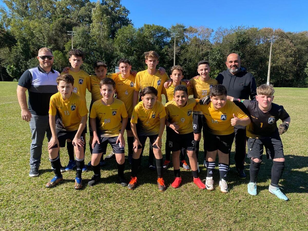 este ano 32 equipes, de 17 escolas, participam da competição nas categorias de 12 a 14 e 15 a 17 anos. Jogos seguem até a próxima semana