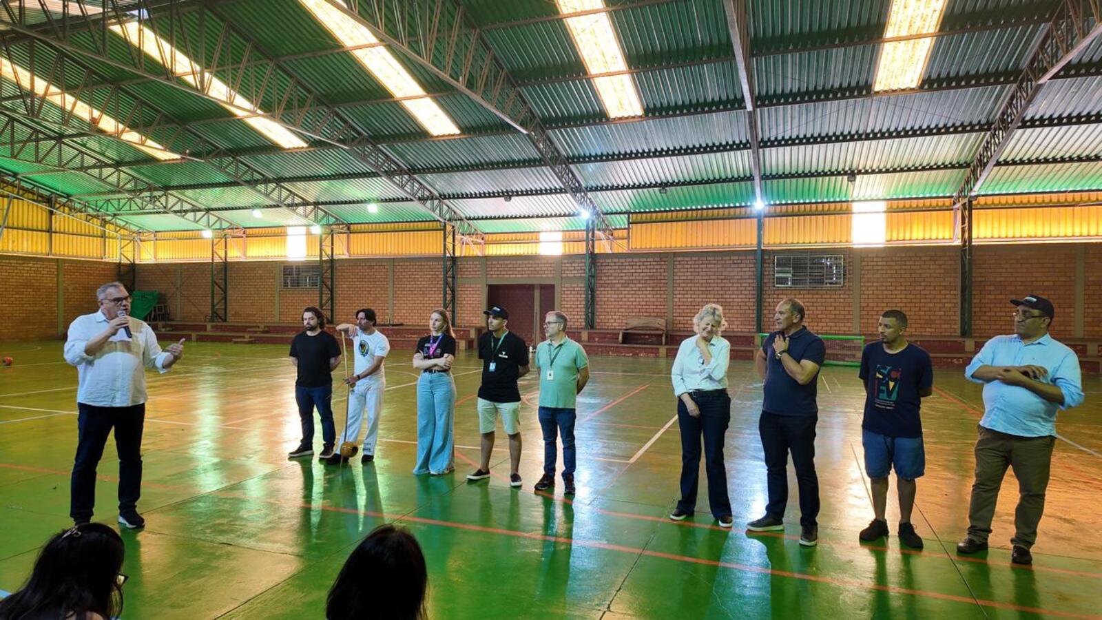 Uma tarde com muita animação, jogos, roda de capoeira, dicas sobre economia e até estágios serviu de integração entre jovens e suas famílias