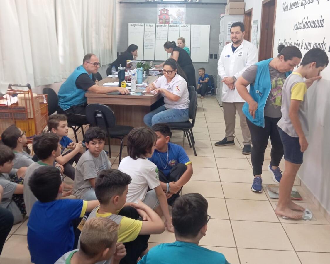Escola conta com piscina aquecida, que oferece aulas de natação para aproximadamente 275 alunos