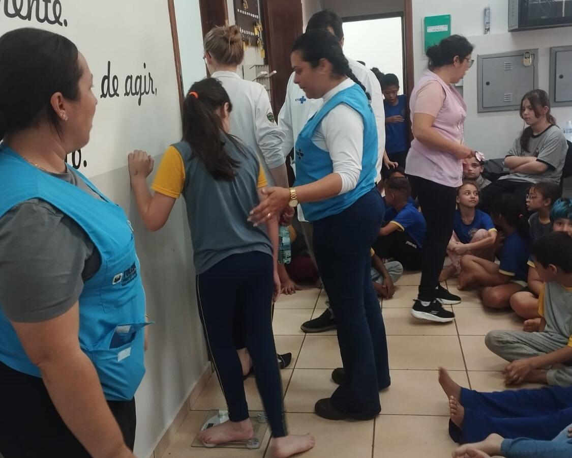 Escola conta com piscina aquecida, que oferece aulas de natação para aproximadamente 275 alunos