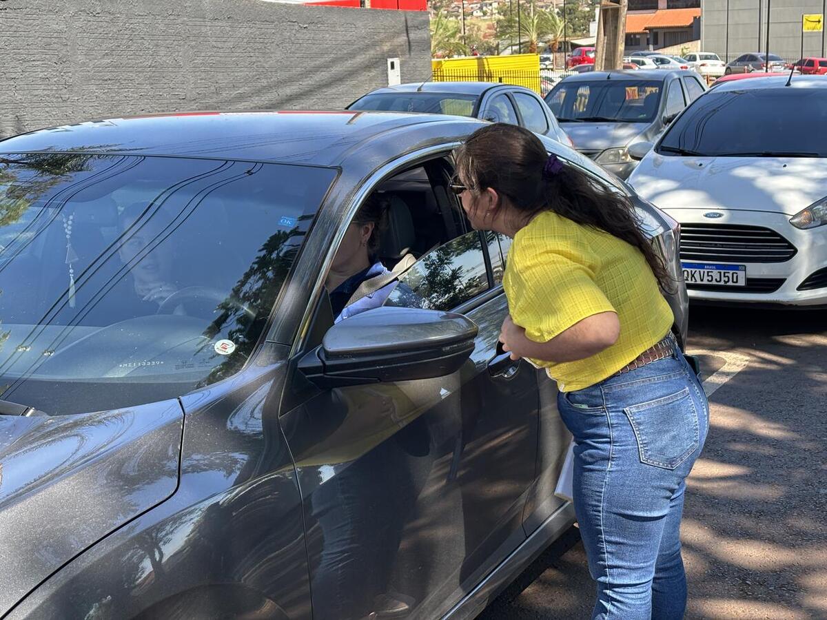 Motoristas e pedestres receberam orientações na Avenida Maripá, no Jardim Europa