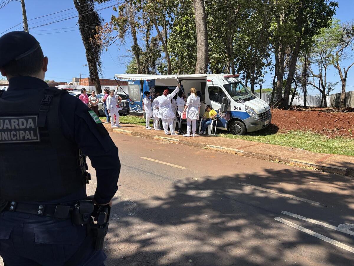 Motoristas e pedestres receberam orientações na Avenida Maripá, no Jardim Europa