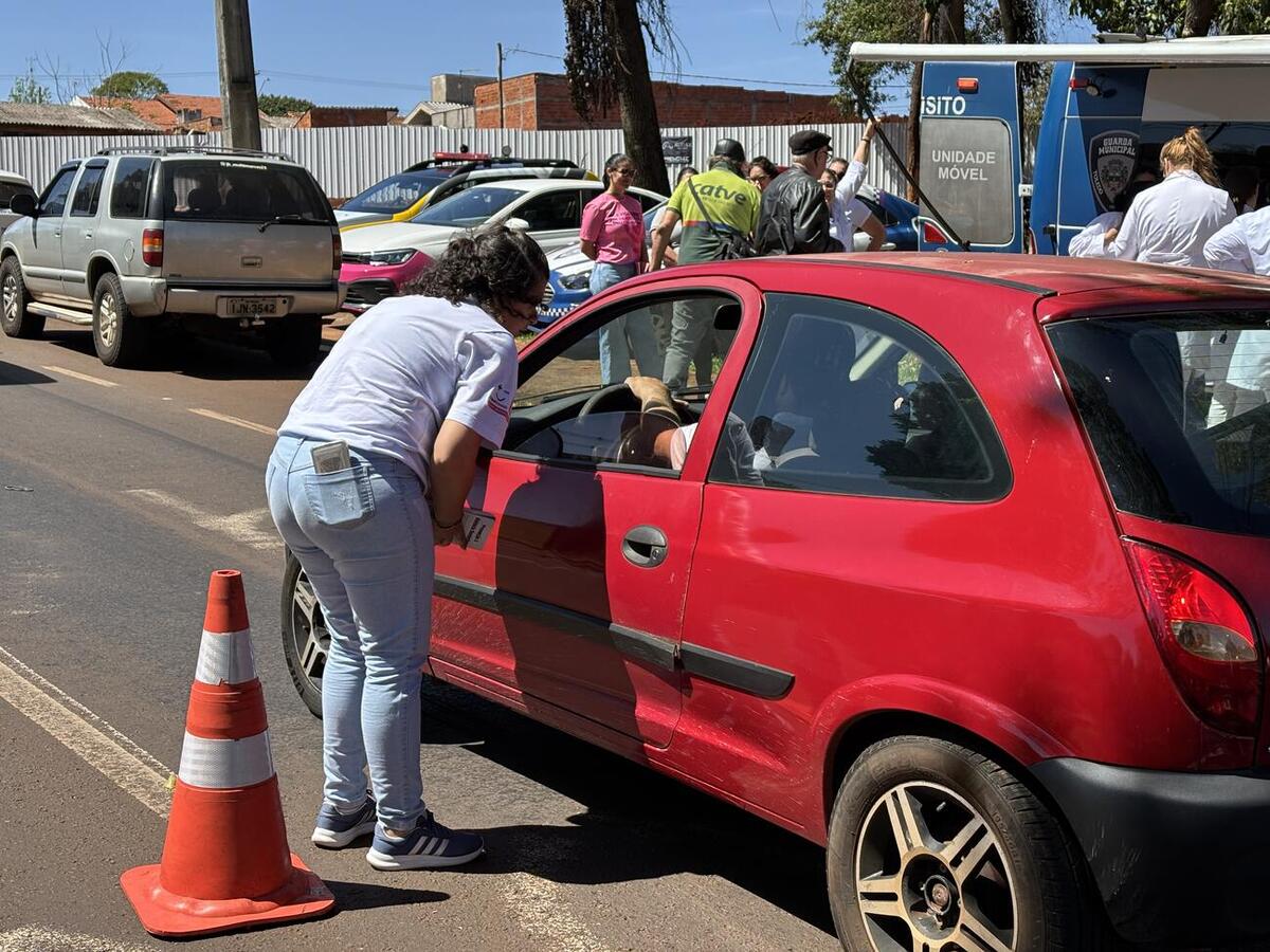 Motoristas e pedestres receberam orientações na Avenida Maripá, no Jardim Europa