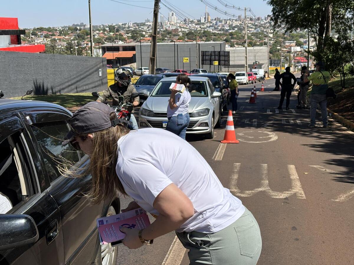 Motoristas e pedestres receberam orientações na Avenida Maripá, no Jardim Europa