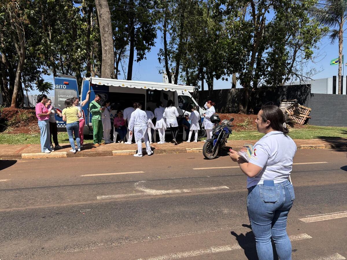 Motoristas e pedestres receberam orientações na Avenida Maripá, no Jardim Europa