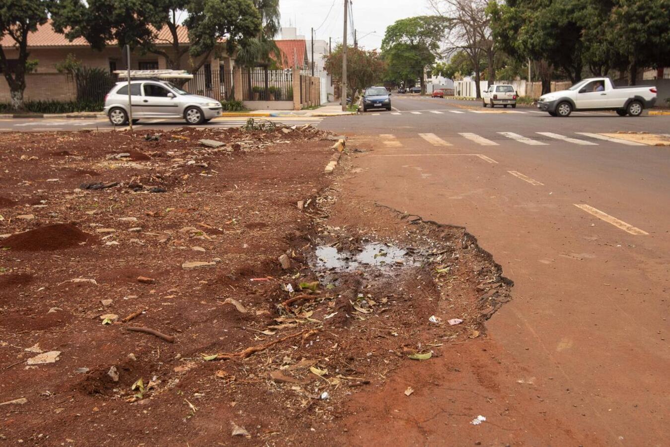 Devido a reclamações constantes da comunidade sobre a falta de calçada, calçada irregular ou depósito de materiais sobre elas, a Secretaria de Infraestrutura passa algumas orientações quanto ao tema
