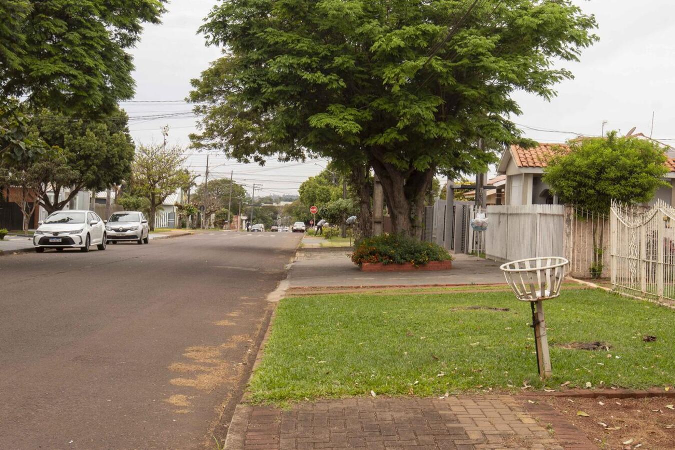 Devido a reclamações constantes da comunidade sobre a falta de calçada, calçada irregular ou depósito de materiais sobre elas, a Secretaria de Infraestrutura passa algumas orientações quanto ao tema