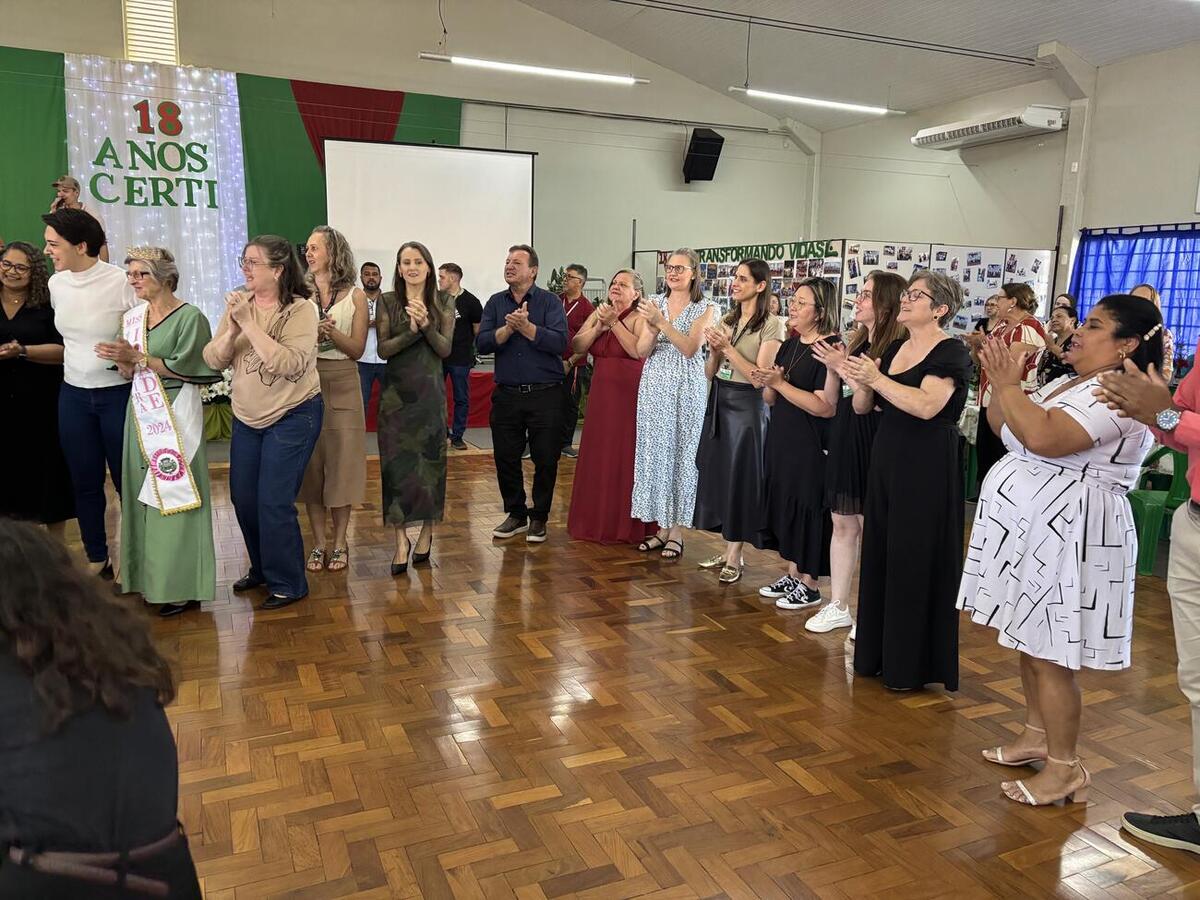 Festa teve bolo de aniversário, homenagens e baile dançante com a Banda Gralha Azul