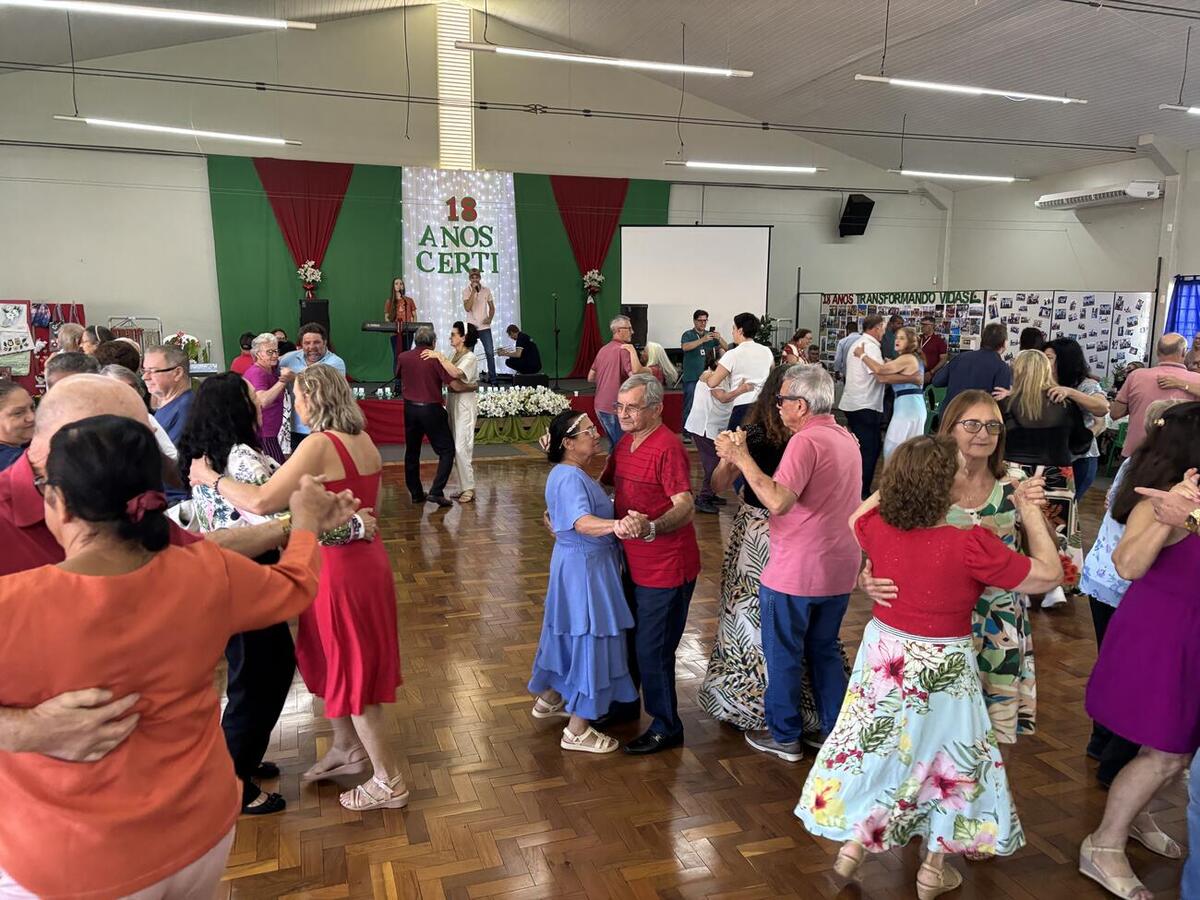 Festa teve bolo de aniversário, homenagens e baile dançante com a Banda Gralha Azul