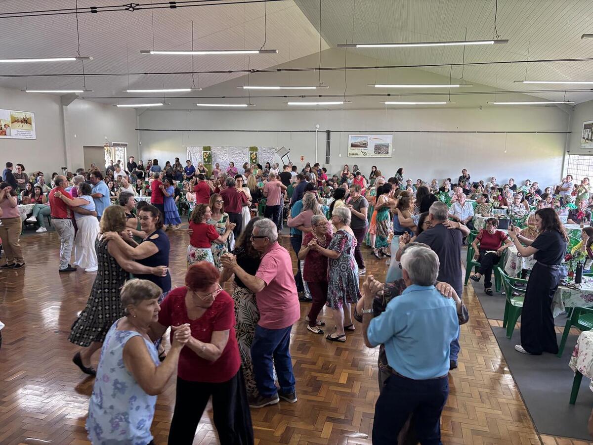 Festa teve bolo de aniversário, homenagens e baile dançante com a Banda Gralha Azul