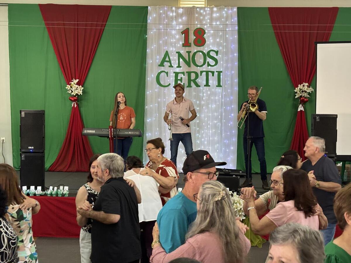 Festa teve bolo de aniversário, homenagens e baile dançante com a Banda Gralha Azul