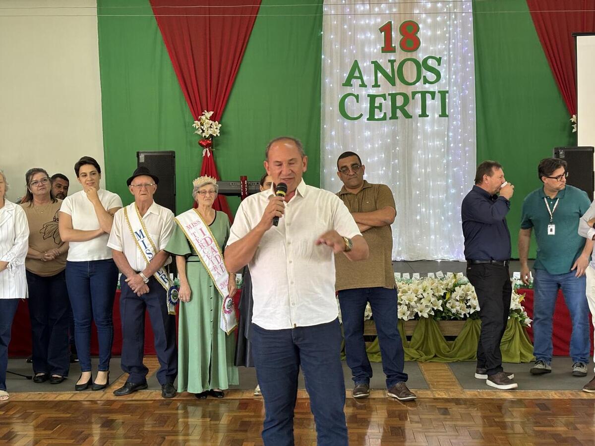 Festa teve bolo de aniversário, homenagens e baile dançante com a Banda Gralha Azul