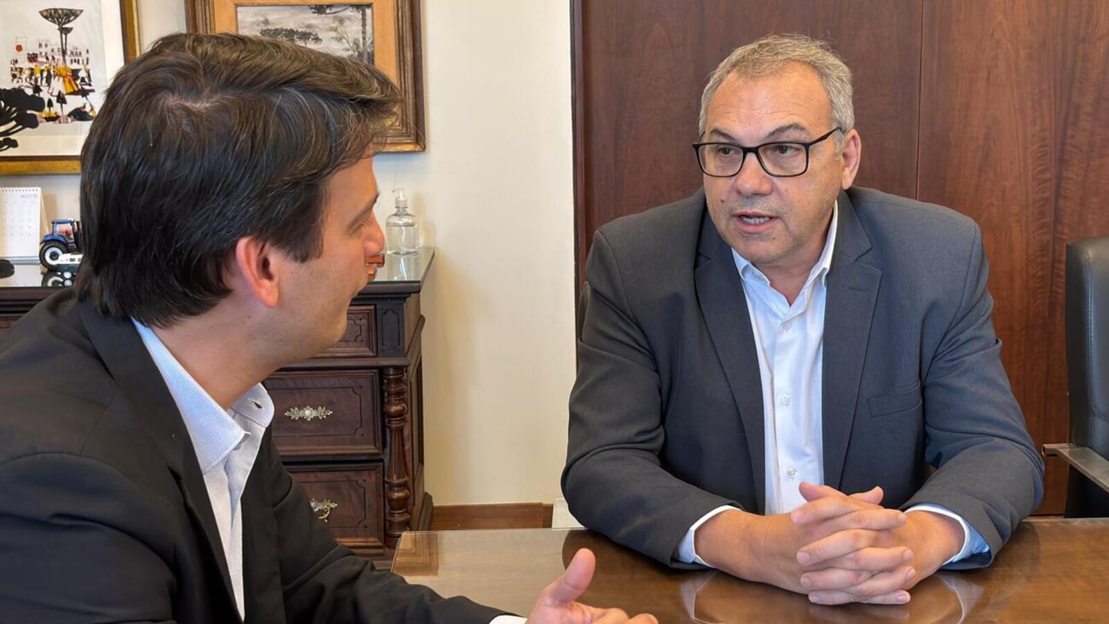 Mario Costenaro e Eduardo Pimentel se reuniram durante agenda do prefeito de Toledo na capital do Estado para troca de experiências em projetos