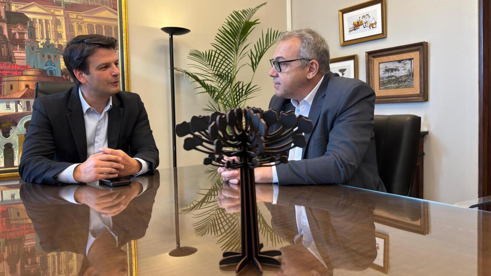 Mario Costenaro e Eduardo Pimentel se reuniram durante agenda do prefeito de Toledo na capital do Estado para troca de experiências em projetos