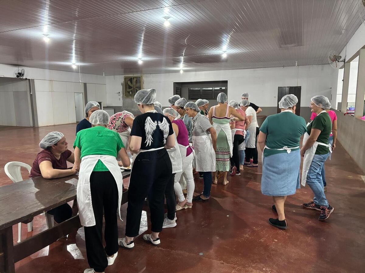 Capacitação reuniu 25 mulheres em aulas práticas e teóricas no salão da igreja católica de Novo Sobradinho