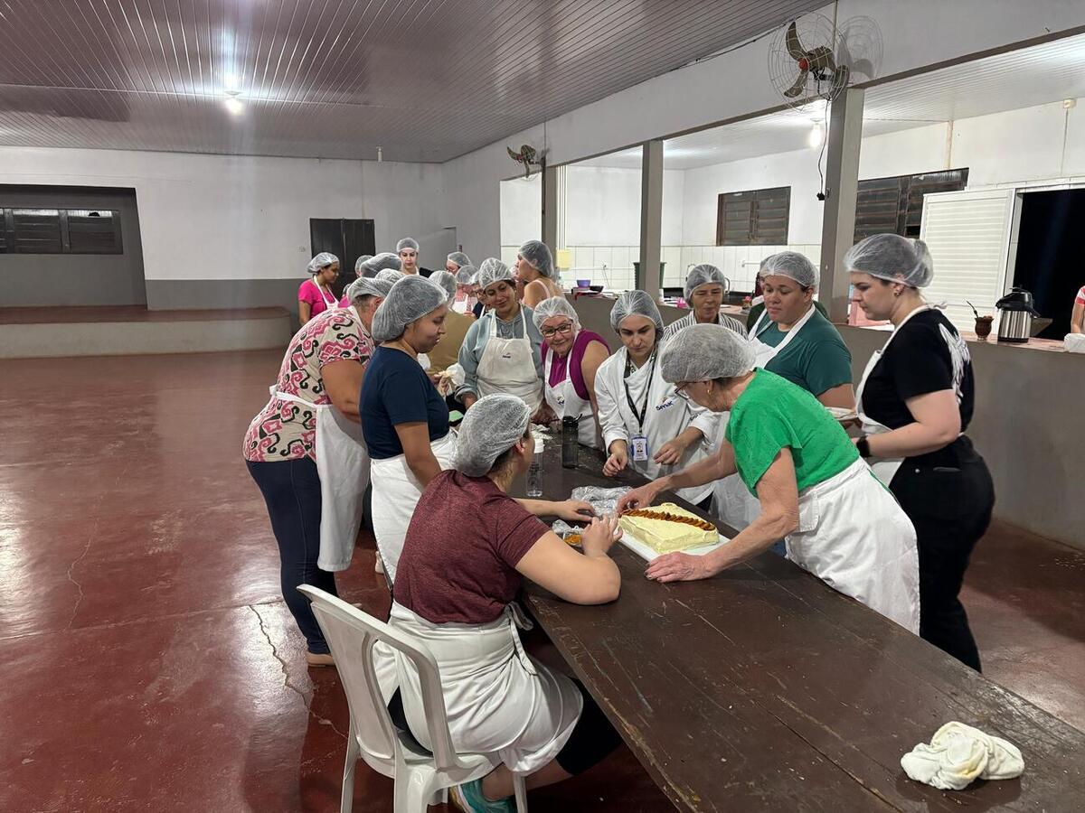 Capacitação reuniu 25 mulheres em aulas práticas e teóricas no salão da igreja católica de Novo Sobradinho