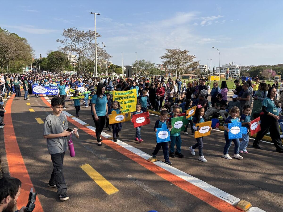 Evento alusivo à Independência do Brasil teve ainda hasteamento das bandeiras, execução do hino nacional e condução do fogo simbólico