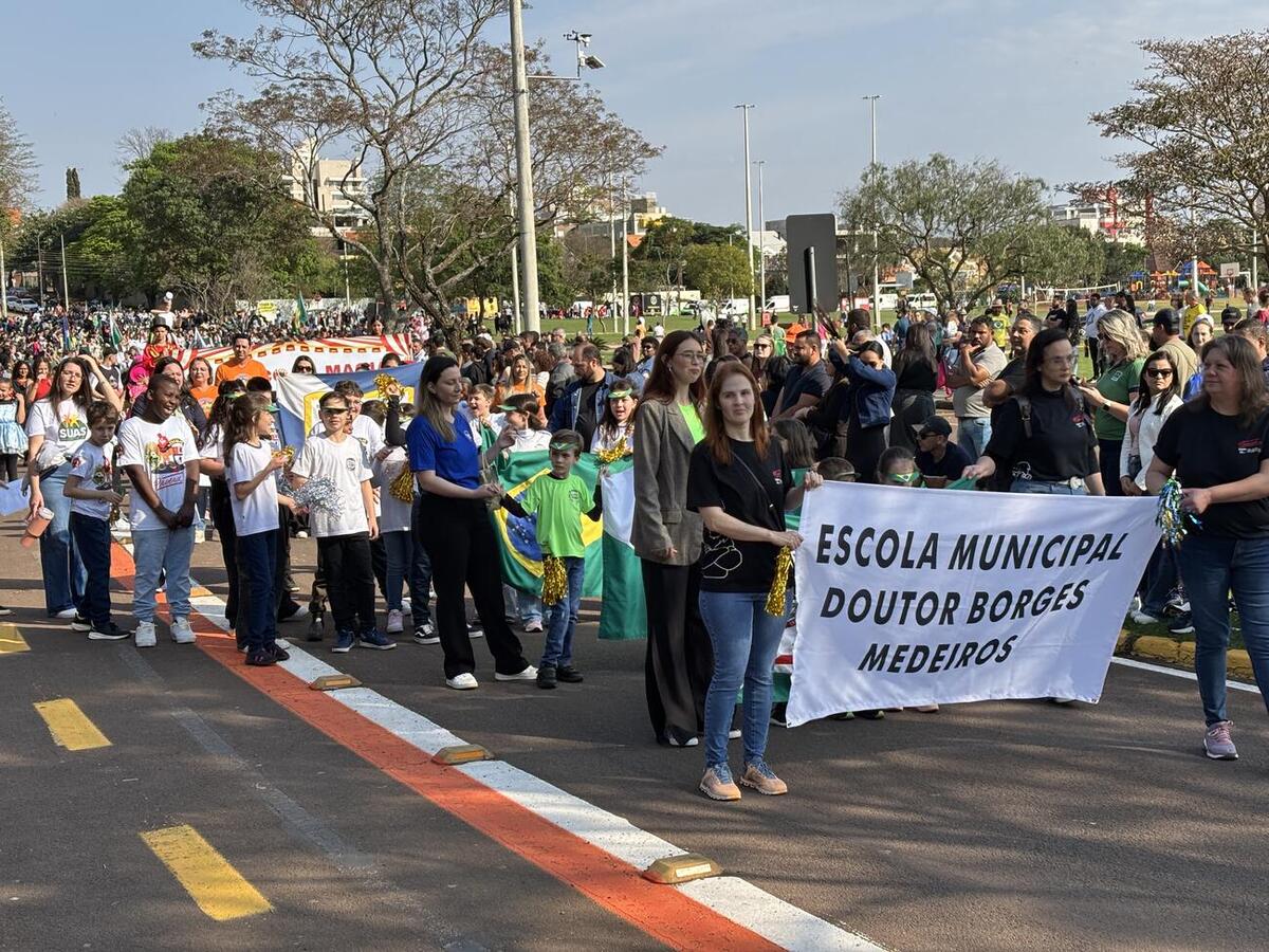 Evento alusivo à Independência do Brasil teve ainda hasteamento das bandeiras, execução do hino nacional e condução do fogo simbólico