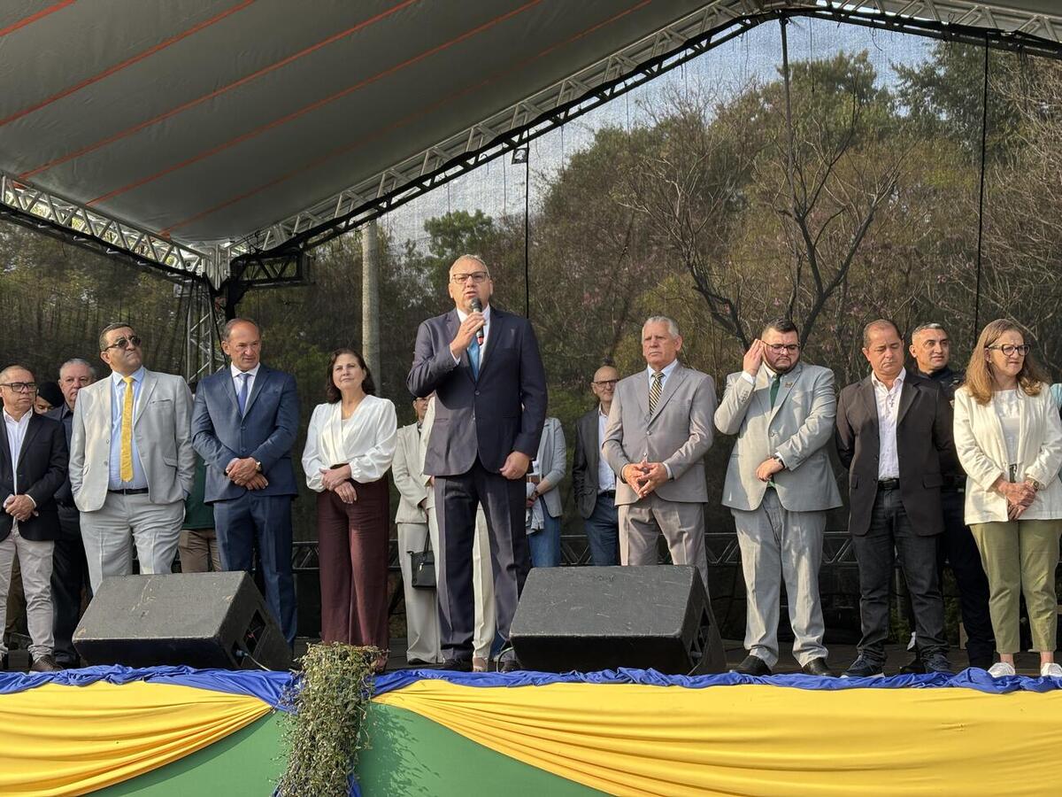 Evento alusivo à Independência do Brasil teve ainda hasteamento das bandeiras, execução do hino nacional e condução do fogo simbólico