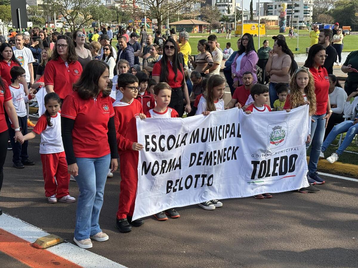 Evento alusivo à Independência do Brasil teve ainda hasteamento das bandeiras, execução do hino nacional e condução do fogo simbólico
