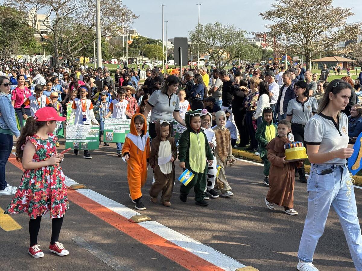 Evento alusivo à Independência do Brasil teve ainda hasteamento das bandeiras, execução do hino nacional e condução do fogo simbólico