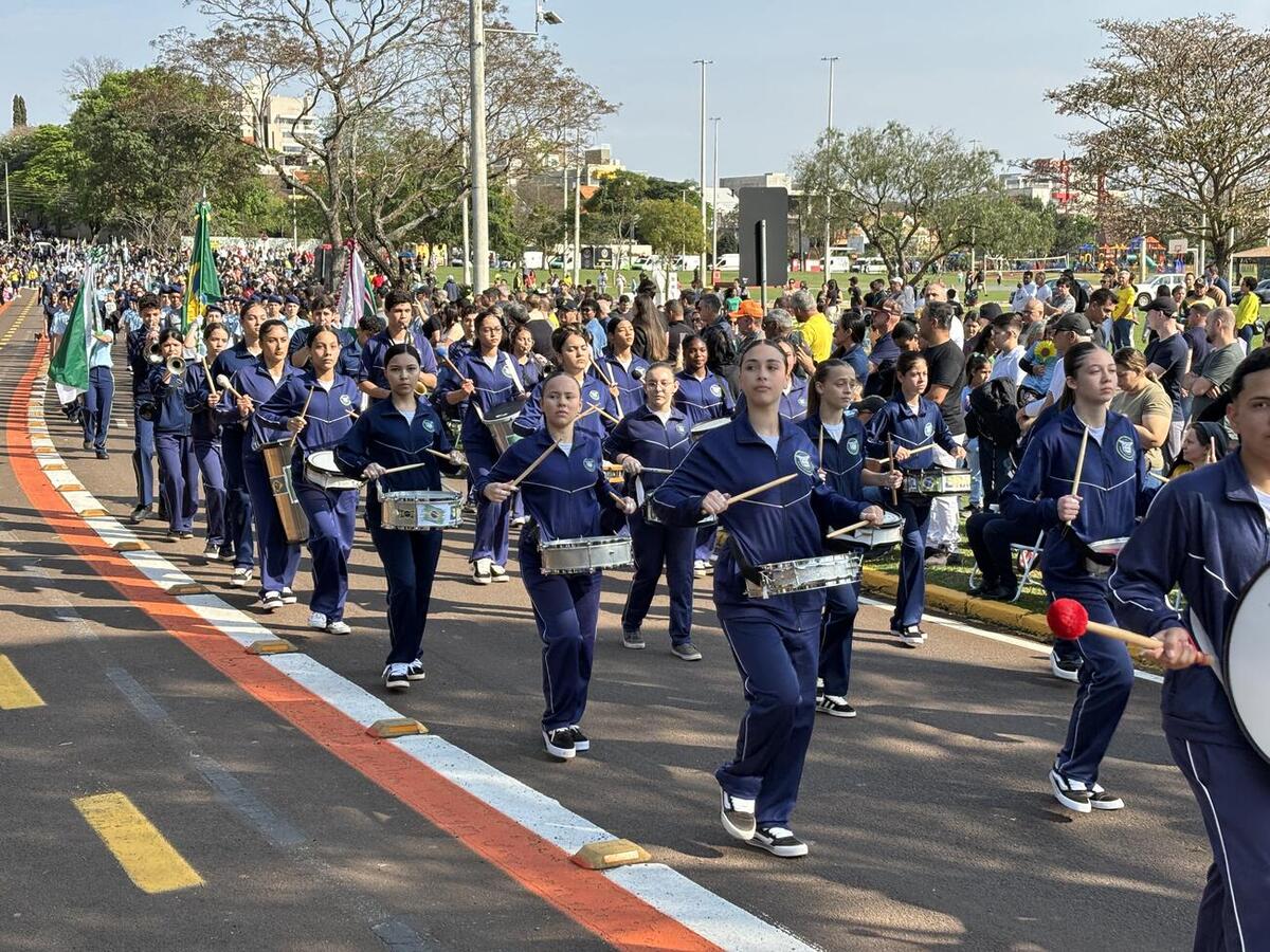 Evento alusivo à Independência do Brasil teve ainda hasteamento das bandeiras, execução do hino nacional e condução do fogo simbólico