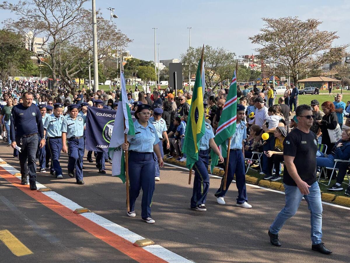 Evento alusivo à Independência do Brasil teve ainda hasteamento das bandeiras, execução do hino nacional e condução do fogo simbólico