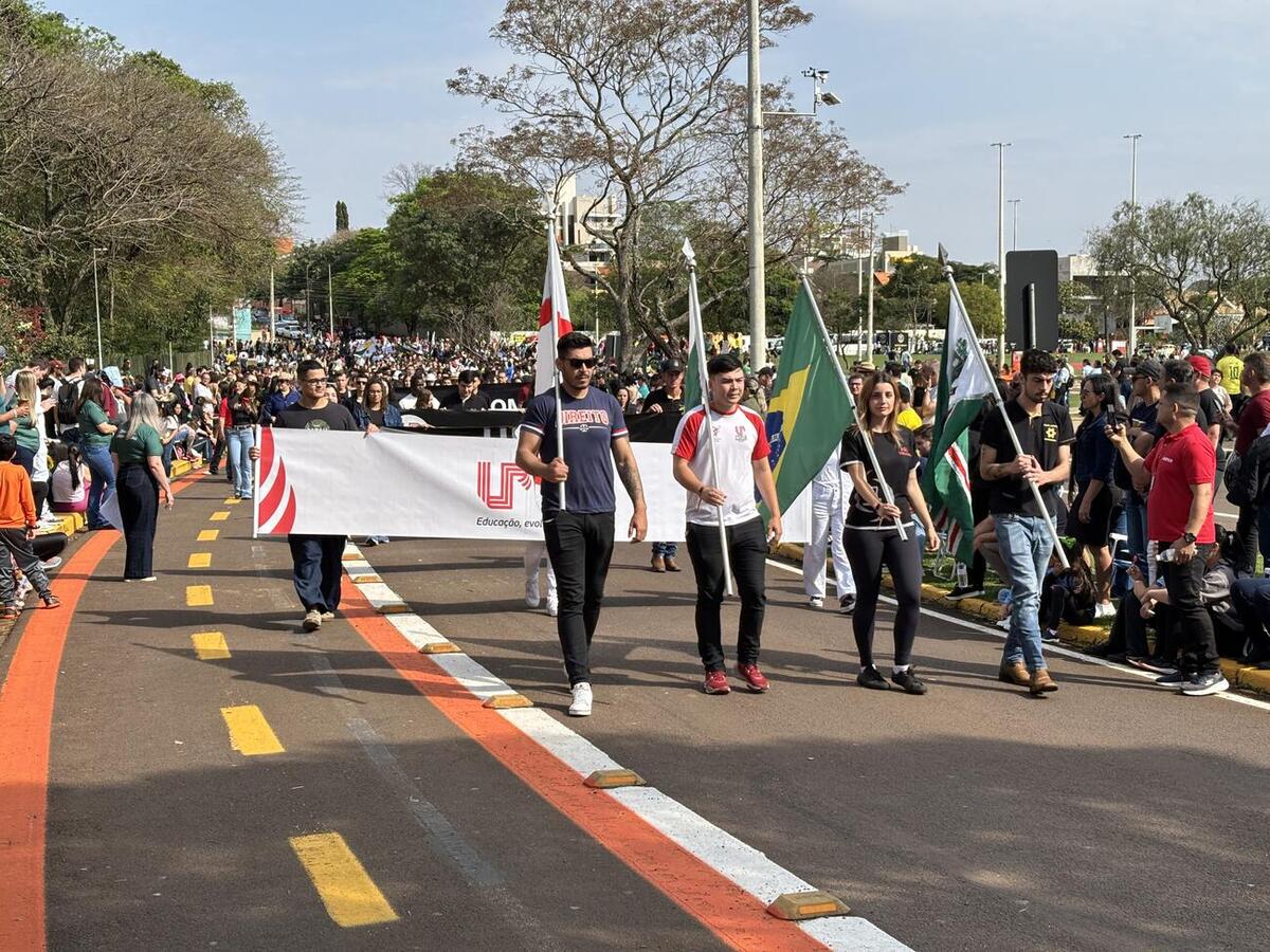 Evento alusivo à Independência do Brasil teve ainda hasteamento das bandeiras, execução do hino nacional e condução do fogo simbólico