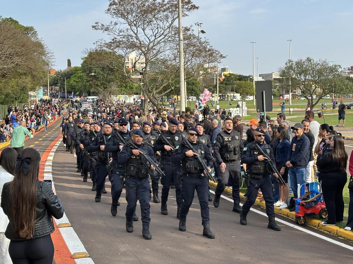 Evento alusivo à Independência do Brasil teve ainda hasteamento das bandeiras, execução do hino nacional e condução do fogo simbólico