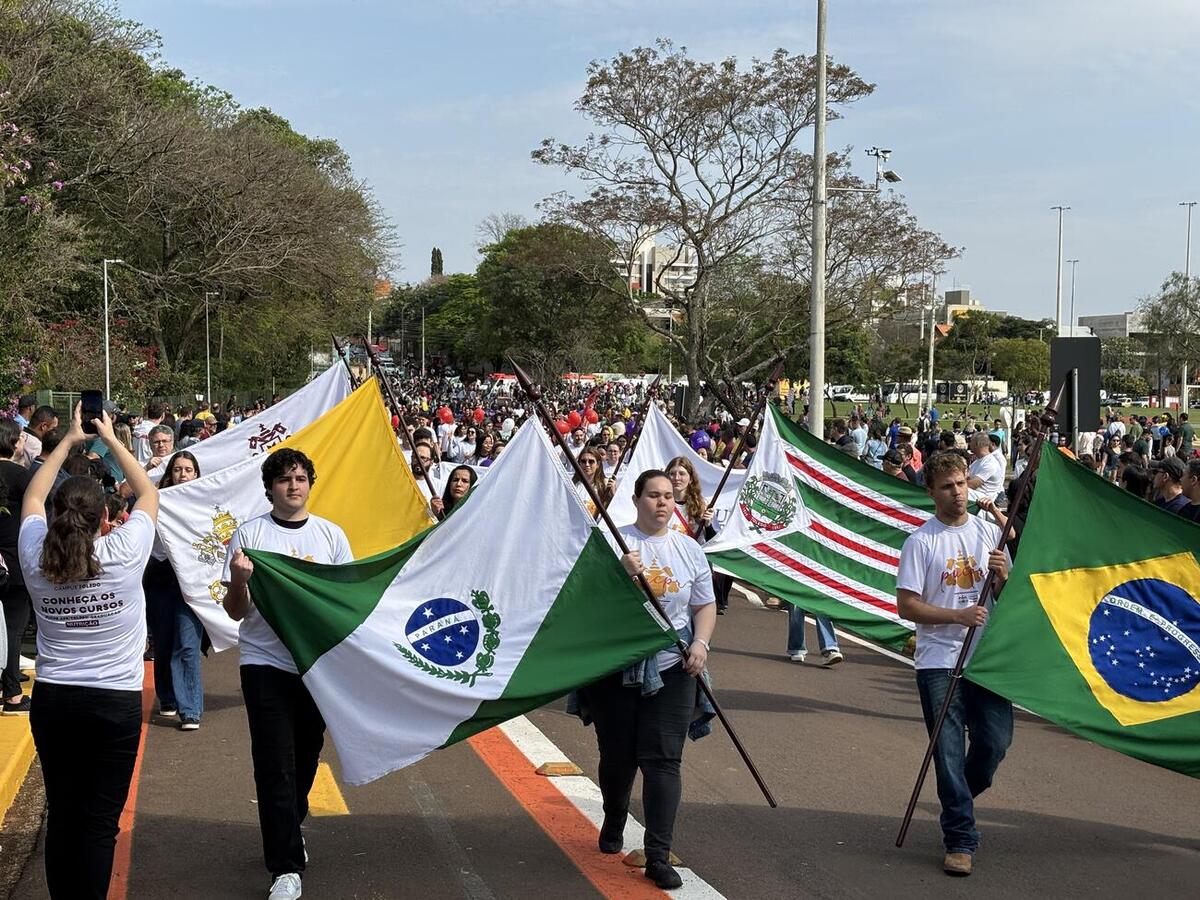 Evento alusivo à Independência do Brasil teve ainda hasteamento das bandeiras, execução do hino nacional e condução do fogo simbólico