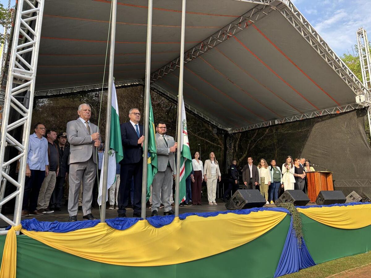 Evento alusivo à Independência do Brasil teve ainda hasteamento das bandeiras, execução do hino nacional e condução do fogo simbólico