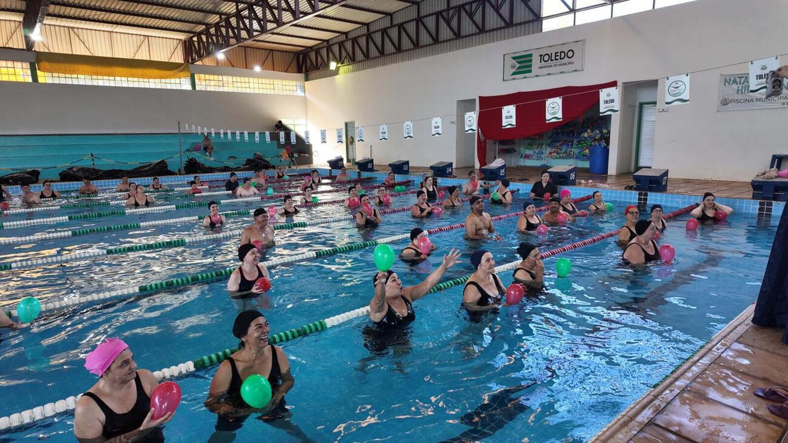 Bexigas coloridas e músicas gaudérias transformaram a atmosfera da piscina Claus Fuchs