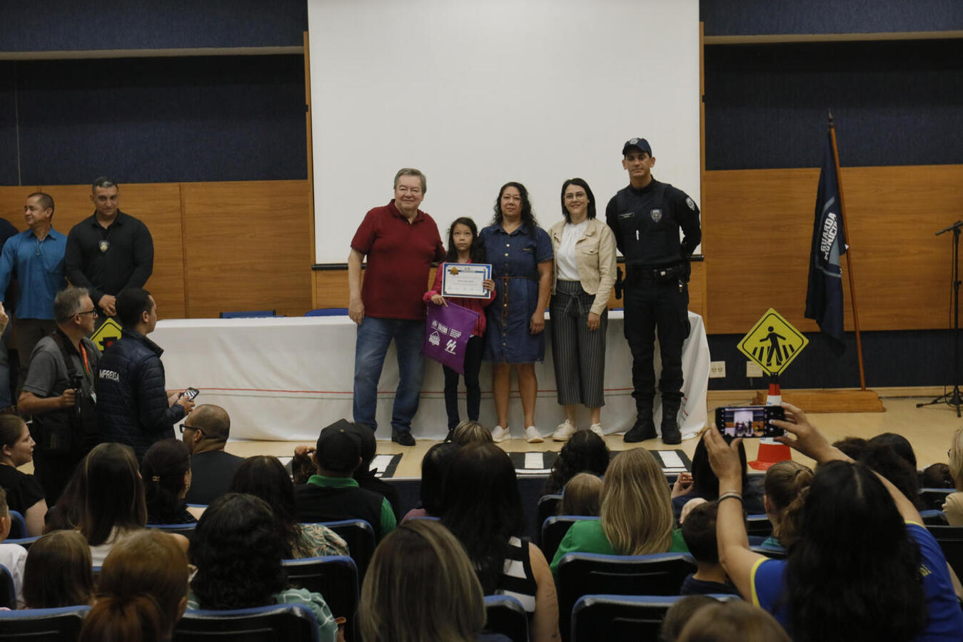 Com direito a certificado e presentes, alunos das 36 escolas municipais de Toledo foram as estrelas de evento realizado na manhã desta quinta (18) no Auditório Acary Oliveira