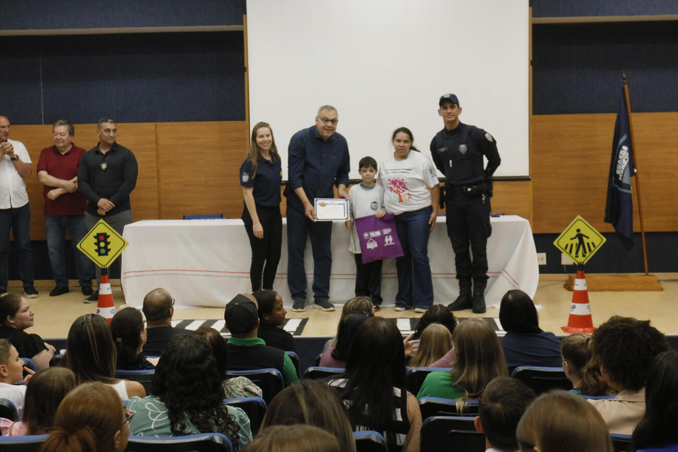 Com direito a certificado e presentes, alunos das 36 escolas municipais de Toledo foram as estrelas de evento realizado na manhã desta quinta (18) no Auditório Acary Oliveira