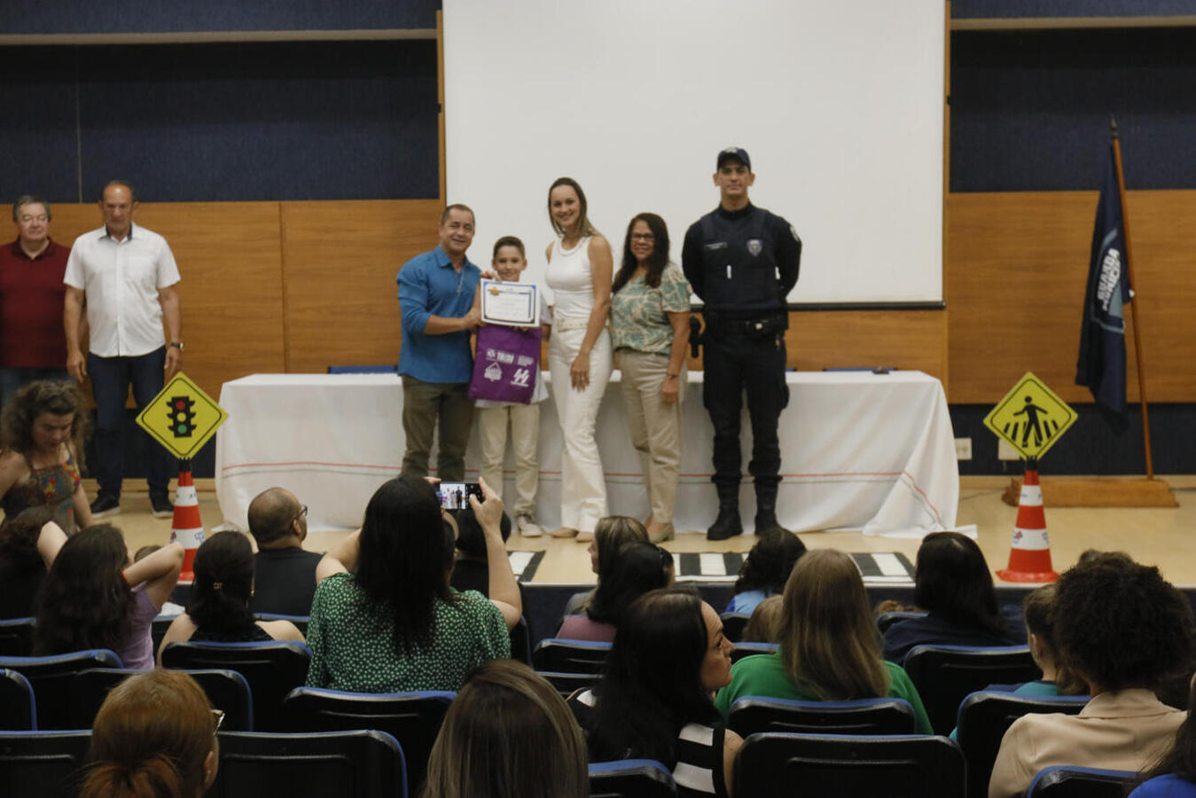 Com direito a certificado e presentes, alunos das 36 escolas municipais de Toledo foram as estrelas de evento realizado na manhã desta quinta (18) no Auditório Acary Oliveira