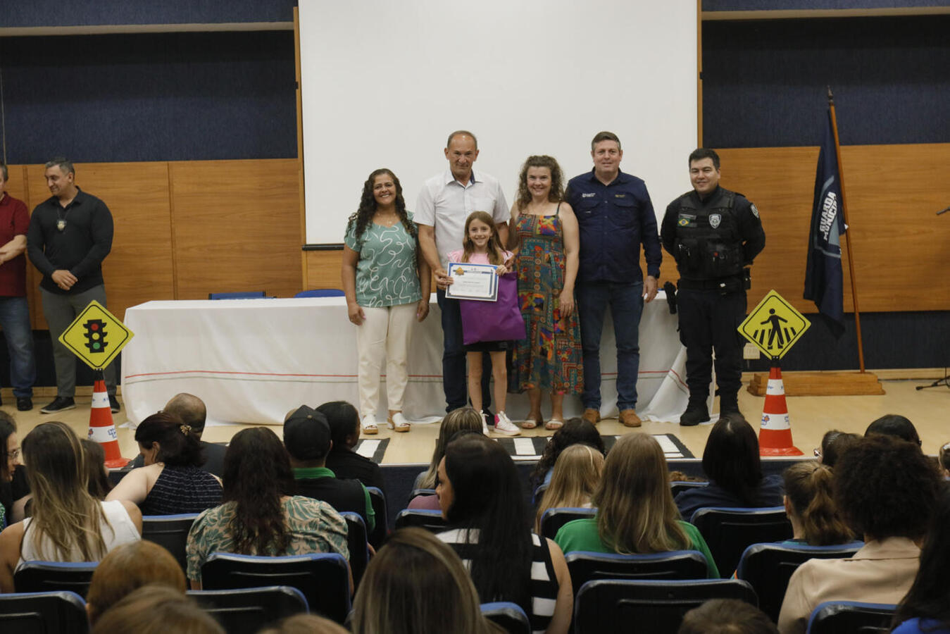 Com direito a certificado e presentes, alunos das 36 escolas municipais de Toledo foram as estrelas de evento realizado na manhã desta quinta (18) no Auditório Acary Oliveira