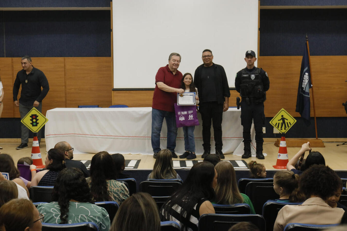 Com direito a certificado e presentes, alunos das 36 escolas municipais de Toledo foram as estrelas de evento realizado na manhã desta quinta (18) no Auditório Acary Oliveira