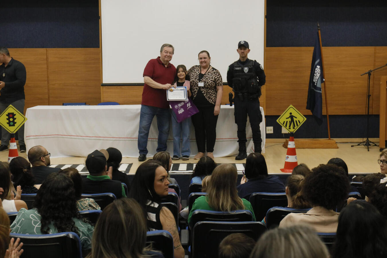 Com direito a certificado e presentes, alunos das 36 escolas municipais de Toledo foram as estrelas de evento realizado na manhã desta quinta (18) no Auditório Acary Oliveira