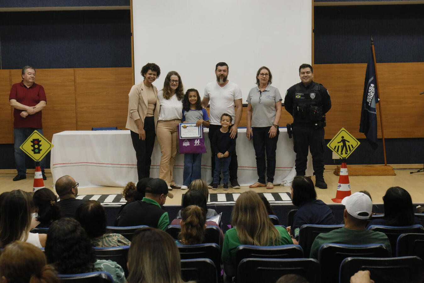Com direito a certificado e presentes, alunos das 36 escolas municipais de Toledo foram as estrelas de evento realizado na manhã desta quinta (18) no Auditório Acary Oliveira