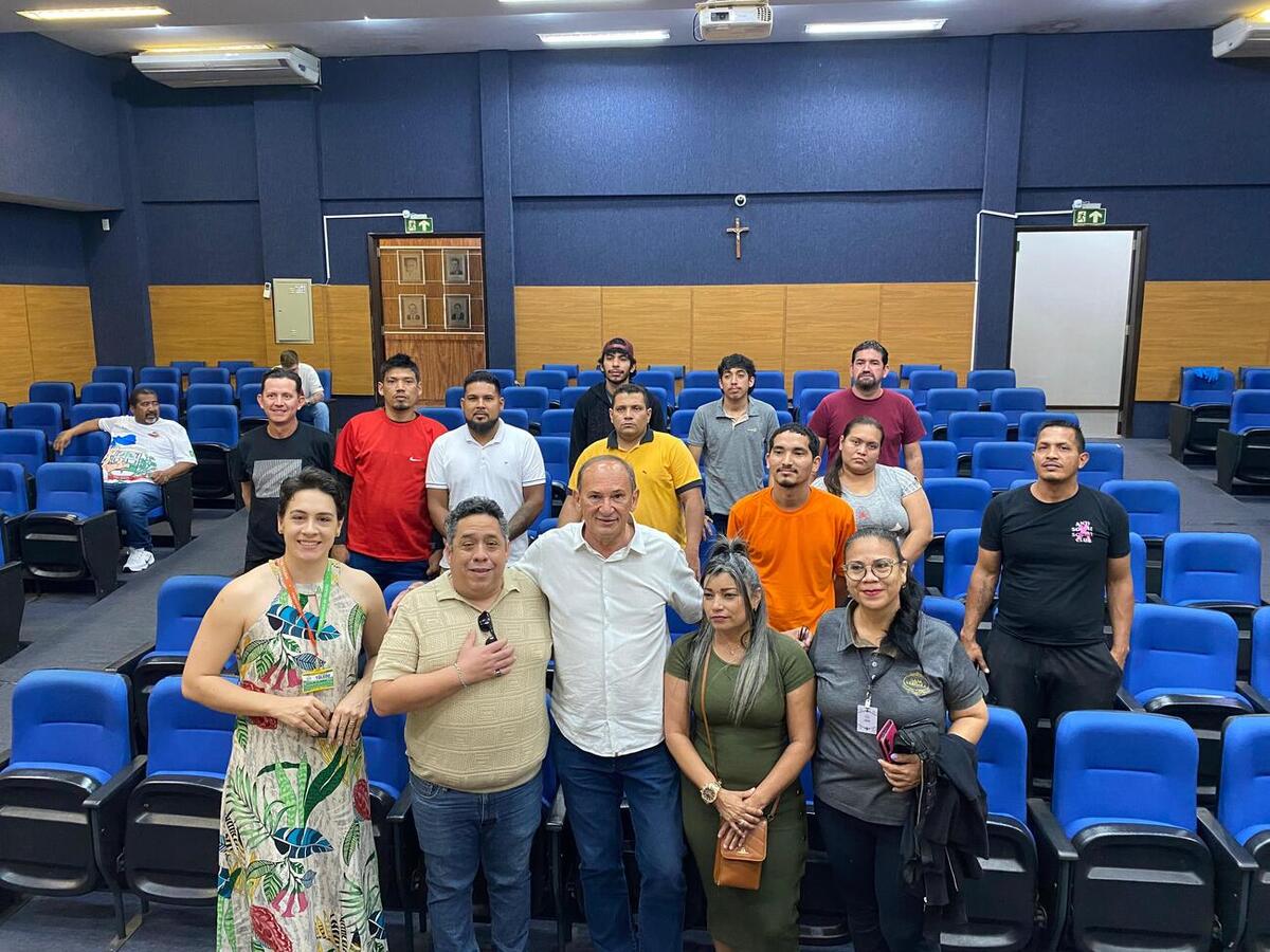 Na manhã desta quarta-feira (17) o vice-prefeito Lucio de Marchi e a secretária de Desenvolvimento Humano, Sheila Delava, se encontraram com 20 venezuelanos, a fim de discutir a possível criação de um associação