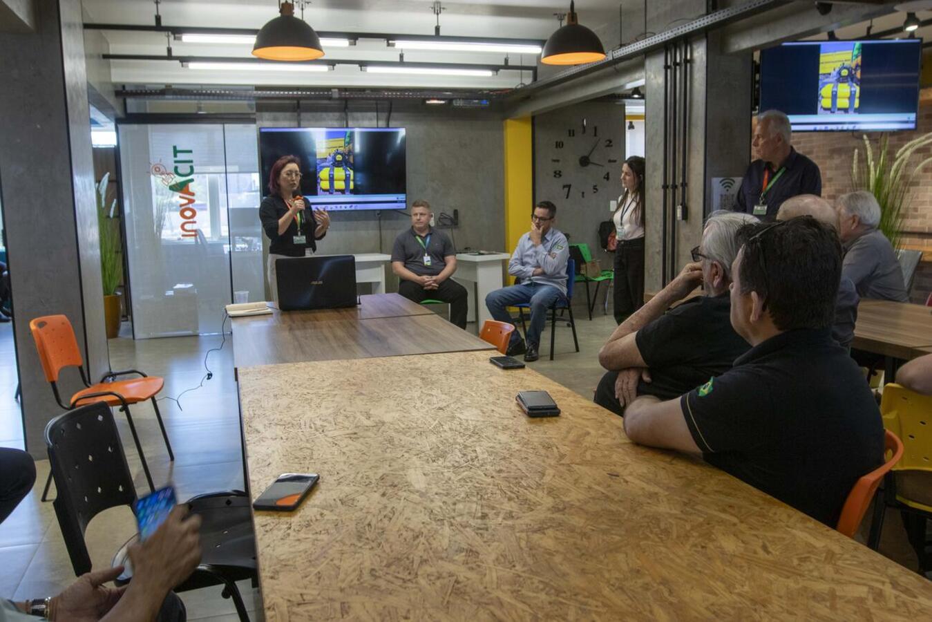 Técnicos e empreendedores com experiência na área compartilharam informações em encontro promovido pela Smap, na sede da Acit, na tarde desta terça-feira (9)