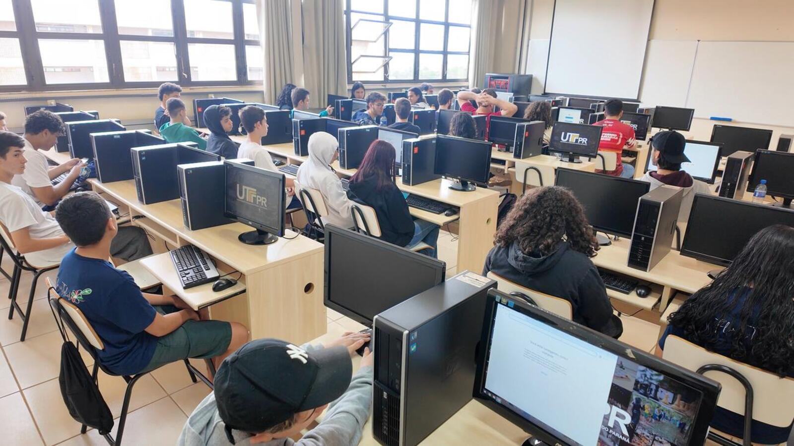 Parceria envolve 53 jovens, com aulas semanais e certificado de conclusão