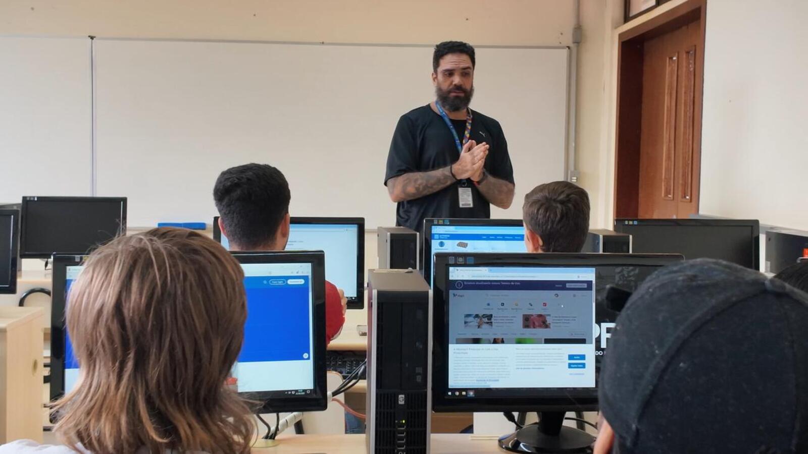Parceria envolve 53 jovens, com aulas semanais e certificado de conclusão