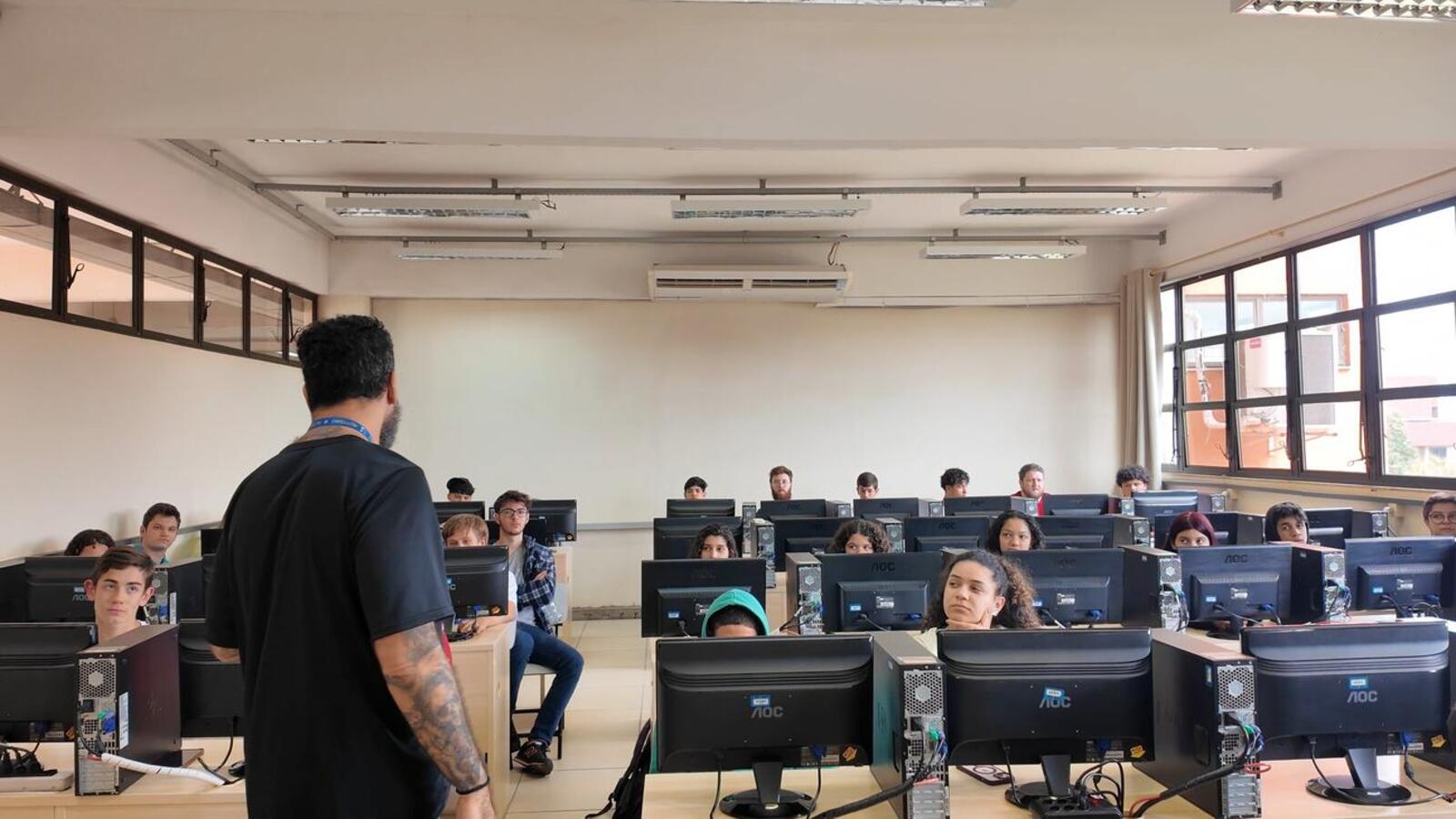 Parceria envolve 53 jovens, com aulas semanais e certificado de conclusão
