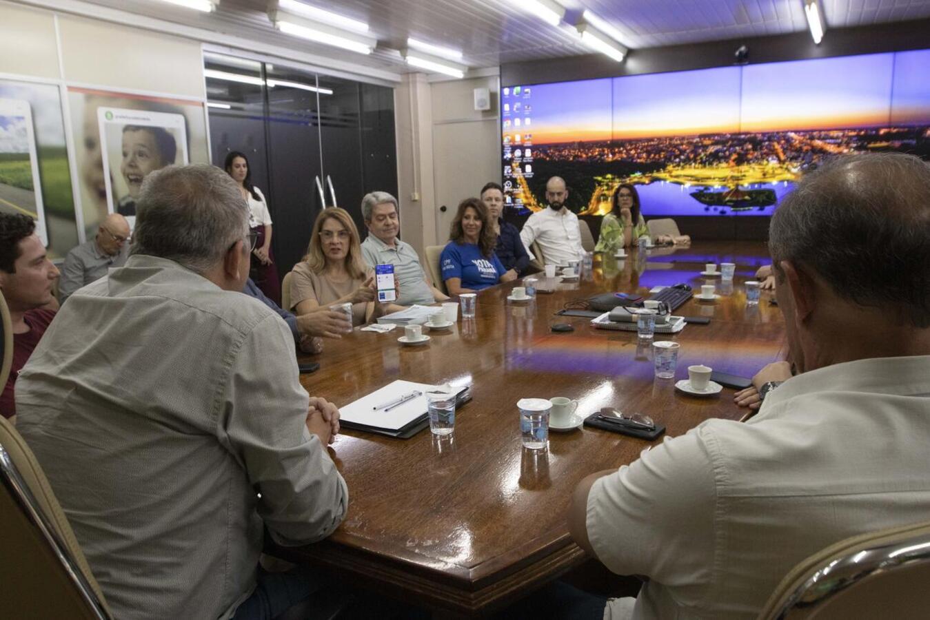 Entrega simbólica de cheque a docente do curso de Agronomia da Unioeste, Arlindo Correia, ocorreu na tarde desta quarta (17) na Sala de Reuniões do Gabinete do Prefeito