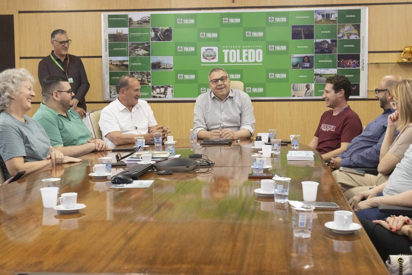 Entrega simbólica de cheque a docente do curso de Agronomia da Unioeste, Arlindo Correia, ocorreu na tarde desta quarta (17) na Sala de Reuniões do Gabinete do Prefeito