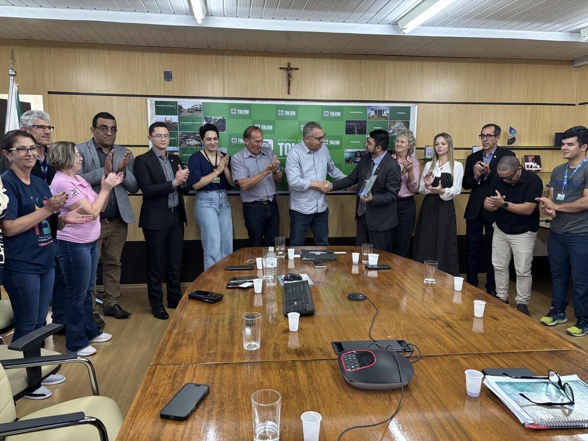 Reconhecimento foi entregue ao prefeito Mario Costenaro em visita do Marco da Criança e do Adolescente à Prefeitura de Toledo nesta terça-feira (9)