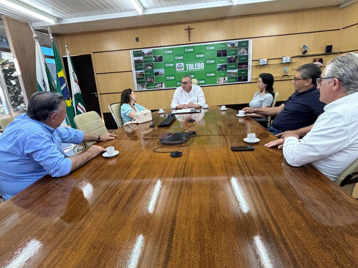 A juíza da 1ª Vara Federal, Dra. Raquel Kunzler Batista, visita Prefeitura e convida para solenidade dos 20 anos da Justiça Federal em Toledo